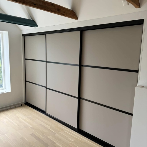 Gulvlægger i Slagelse under arbejde med montering af slidstærkt klikgulv