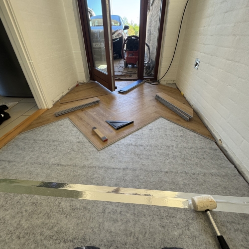 Installation af klikgulv i Slagelse med fokus på flot finish og holdbar løsning
