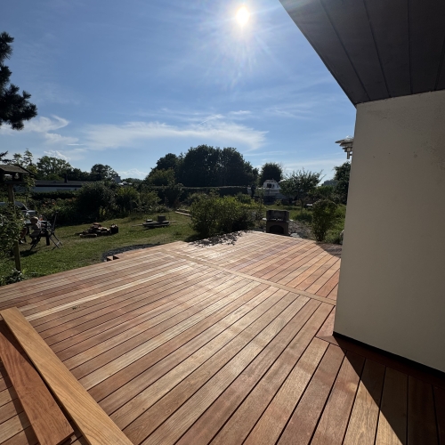 Lægning af træterrasse i Høng med sikker konstruktion og pænt resultat