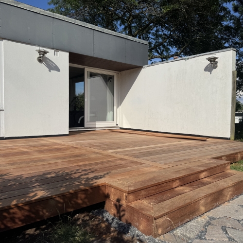 Ny træterrasse i Høng som binder hus og have flot sammen