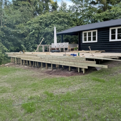 Opbygning af træterrasse i Slagelse tilpasset hus og have