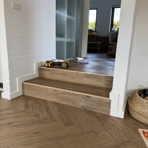 Erfaren gulvlægger i Høng under arbejde med træ- og klikgulve på Vestsjælland