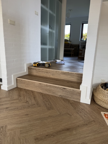 Erfaren gulvlægger i Høng under arbejde med træ- og klikgulve på Vestsjælland