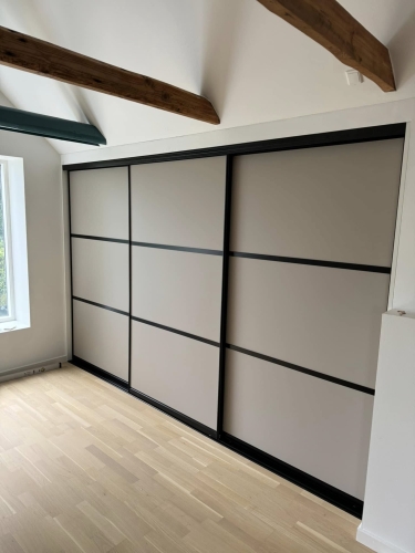 Gulvlægger i Slagelse under arbejde med montering af slidstærkt klikgulv