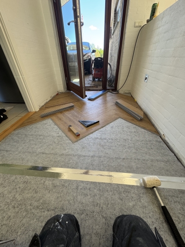 Installation af klikgulv i Slagelse med fokus på flot finish og holdbar løsning