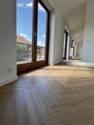 Smukt trægulv lagt på Vestsjælland – et solidt og tidløst valg til enhver bolig