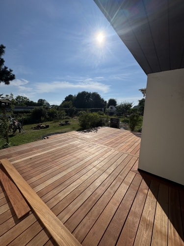 Lægning af træterrasse i Høng med sikker konstruktion og pænt resultat