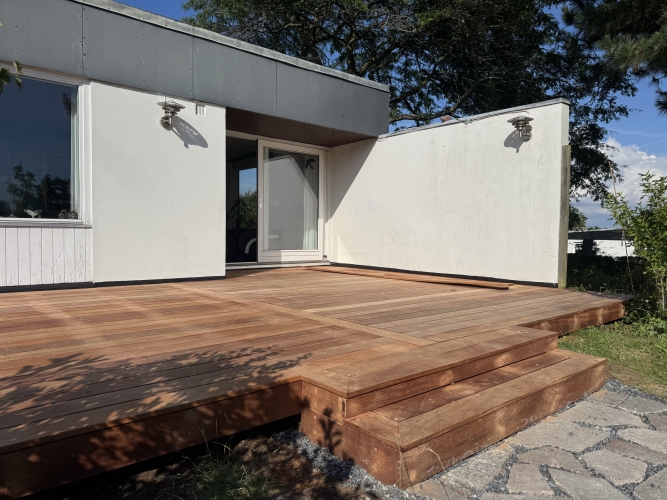 Ny træterrasse i Høng som binder hus og have flot sammen