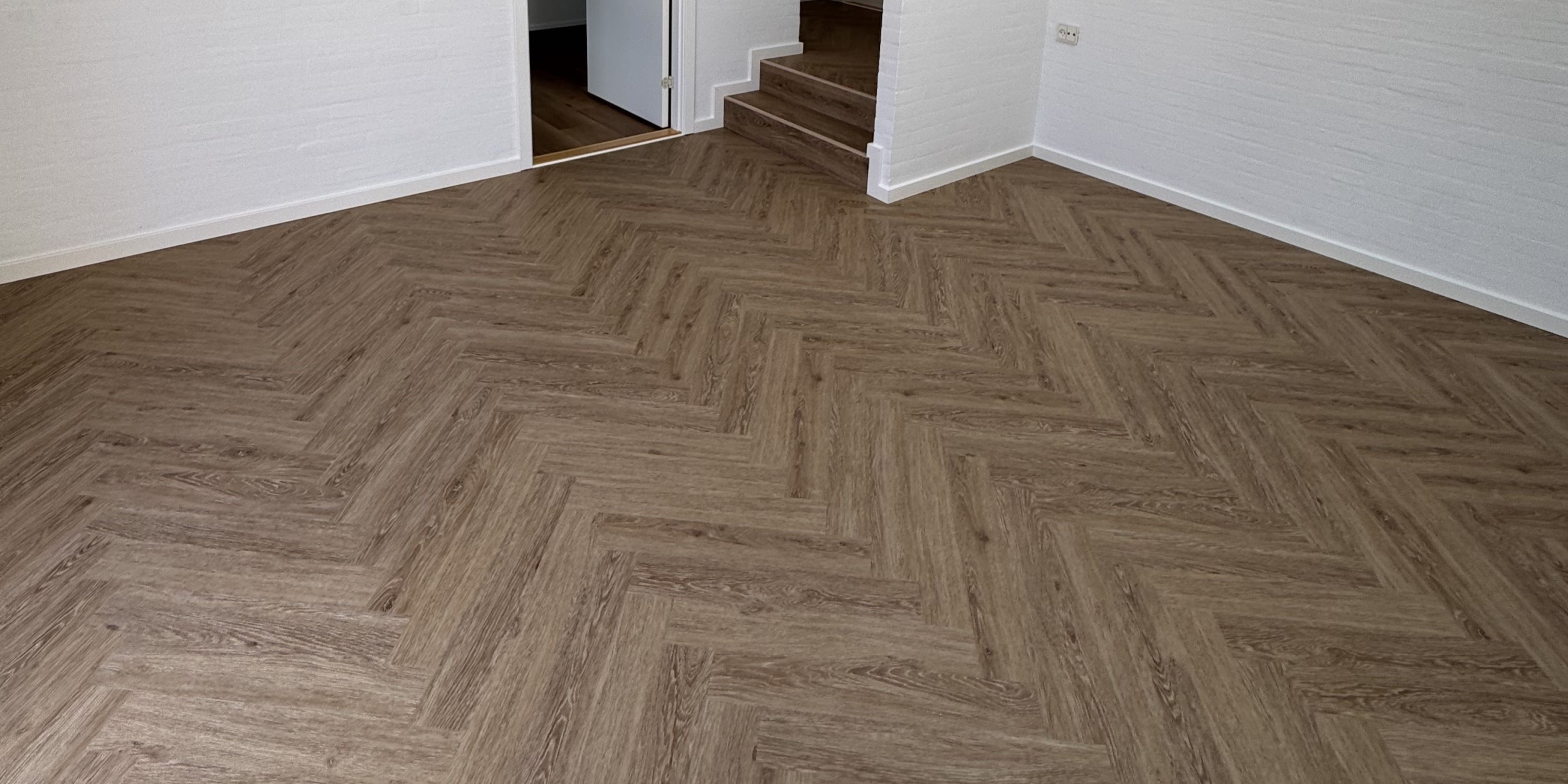 Gulvlægger i Slagelse der netop har lagt et nyt klikgulv med sildeben