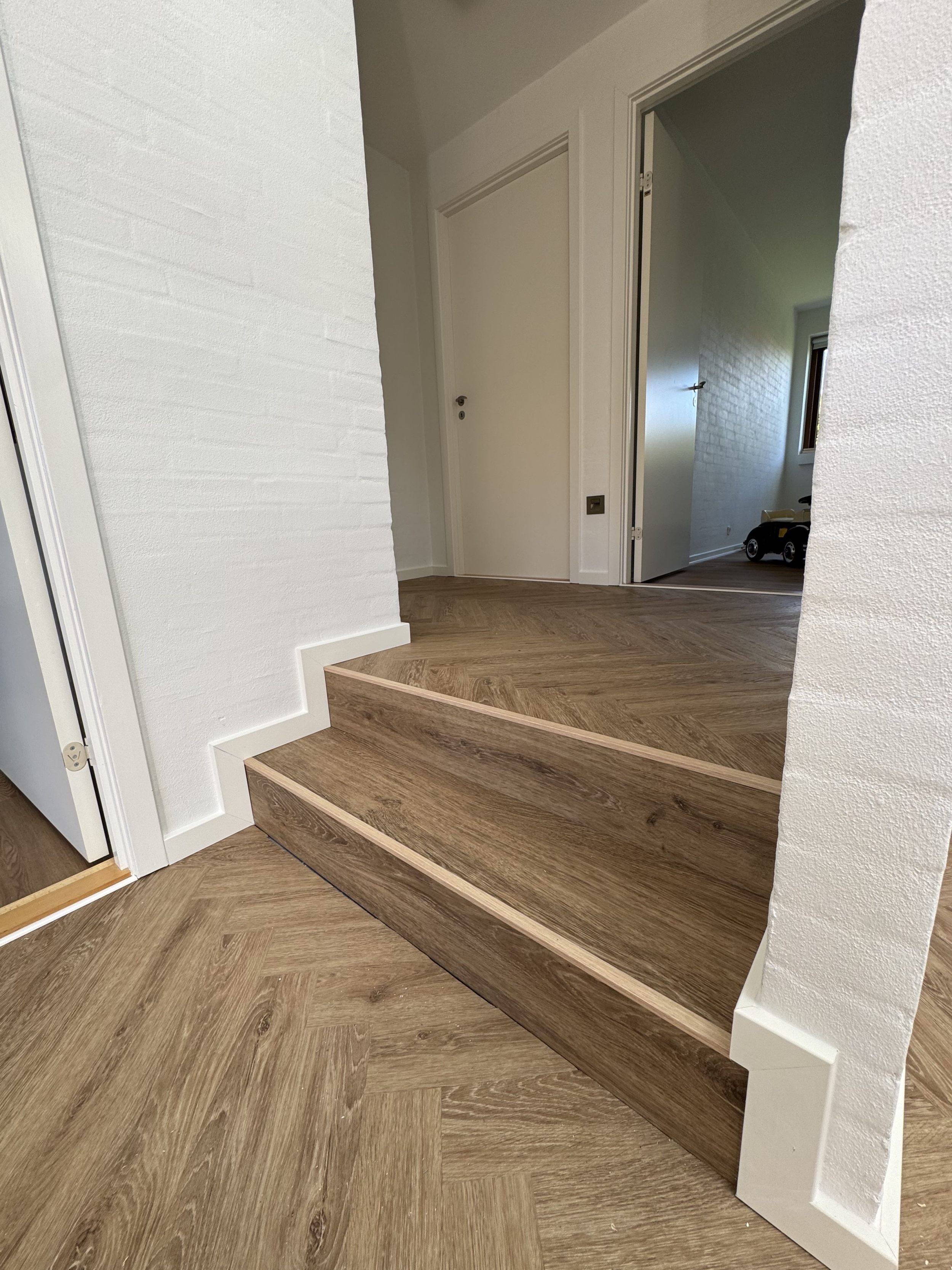 Gulvlægning på Vestsjælland for private og erhverv – kvalitetshåndværk til tiden