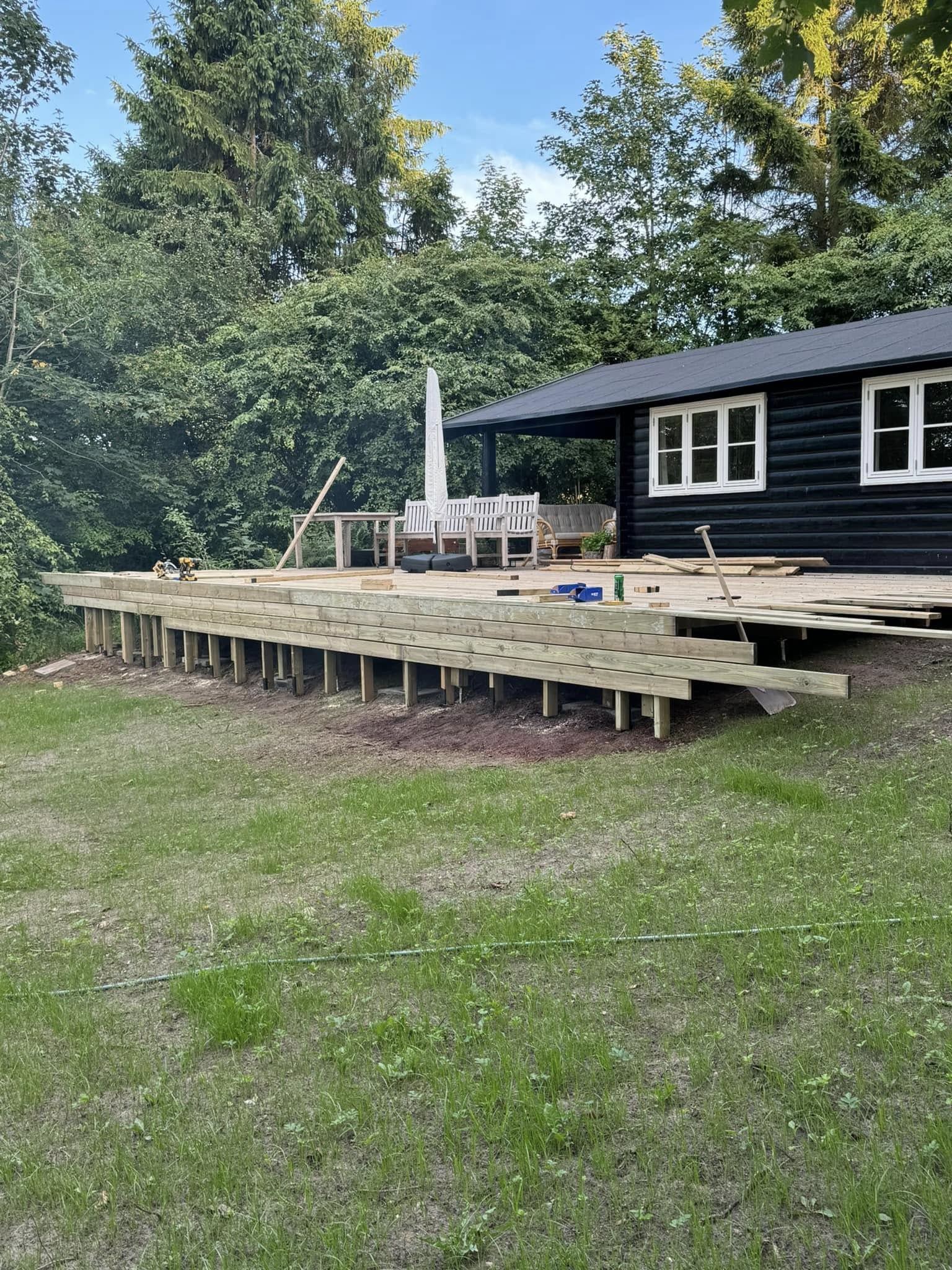 Opbygning af træterrasse i Slagelse tilpasset hus og have